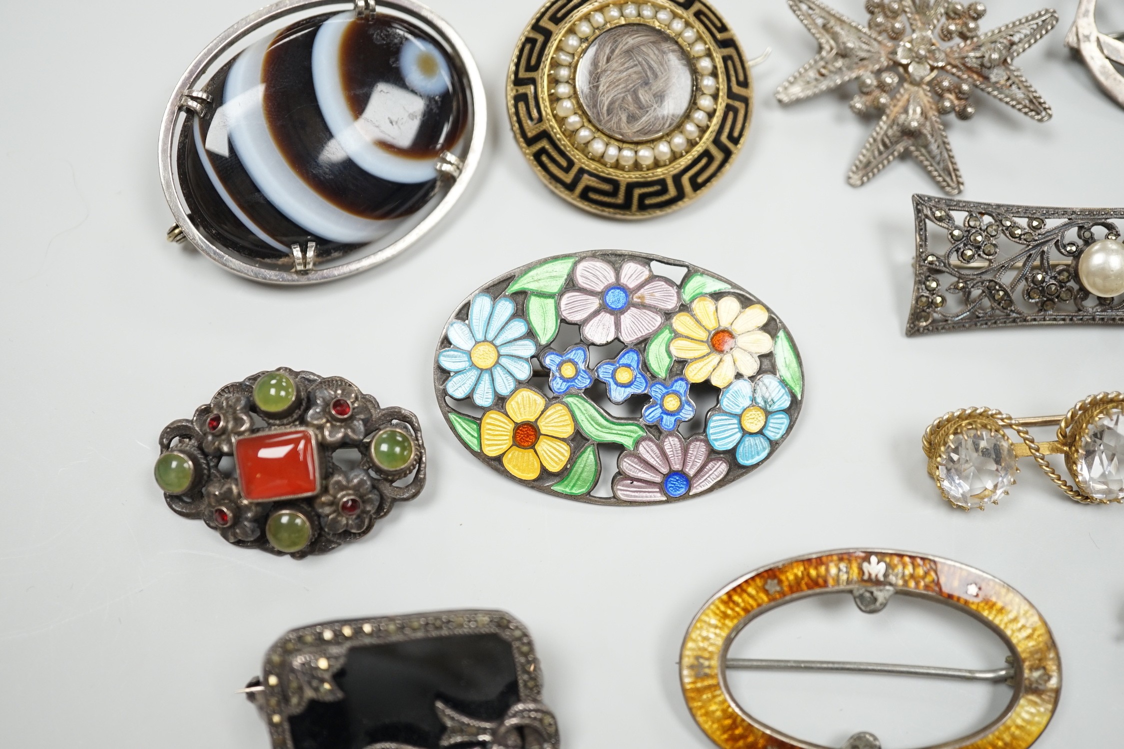 A 1940's silver gilt bracelet, each link embossed with a famous English landmark, 19cm and a quantity of assorted jewellery including a Victorian silver and enamel commemorative brooch, banded agate set brooch and a gold